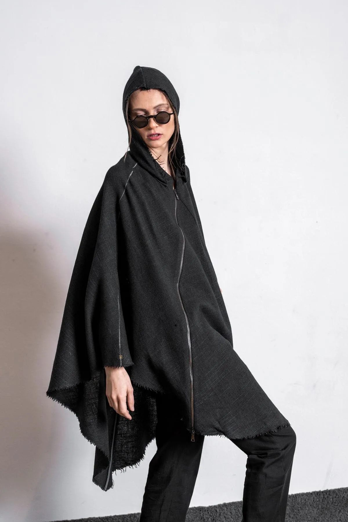 eigensinnig wien | Persephone | Leinen Poncho mit Kapuze für Damen und Herren