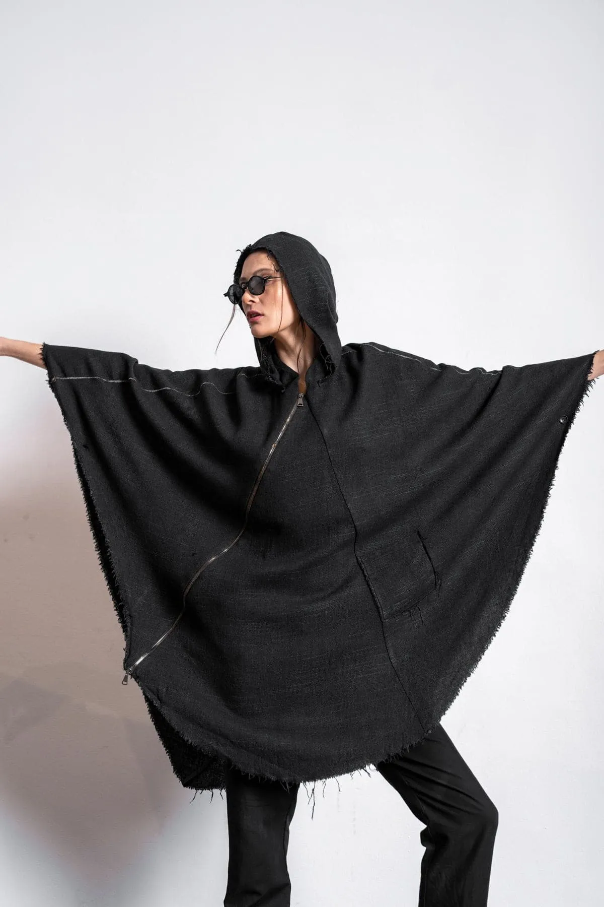 eigensinnig wien | Persephone | Leinen Poncho mit Kapuze für Damen und Herren